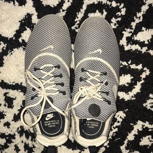 Nike Presto SE Tennis Shoes